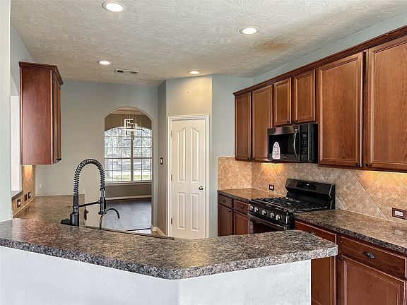 4th image of 8222 Hardy Elm St