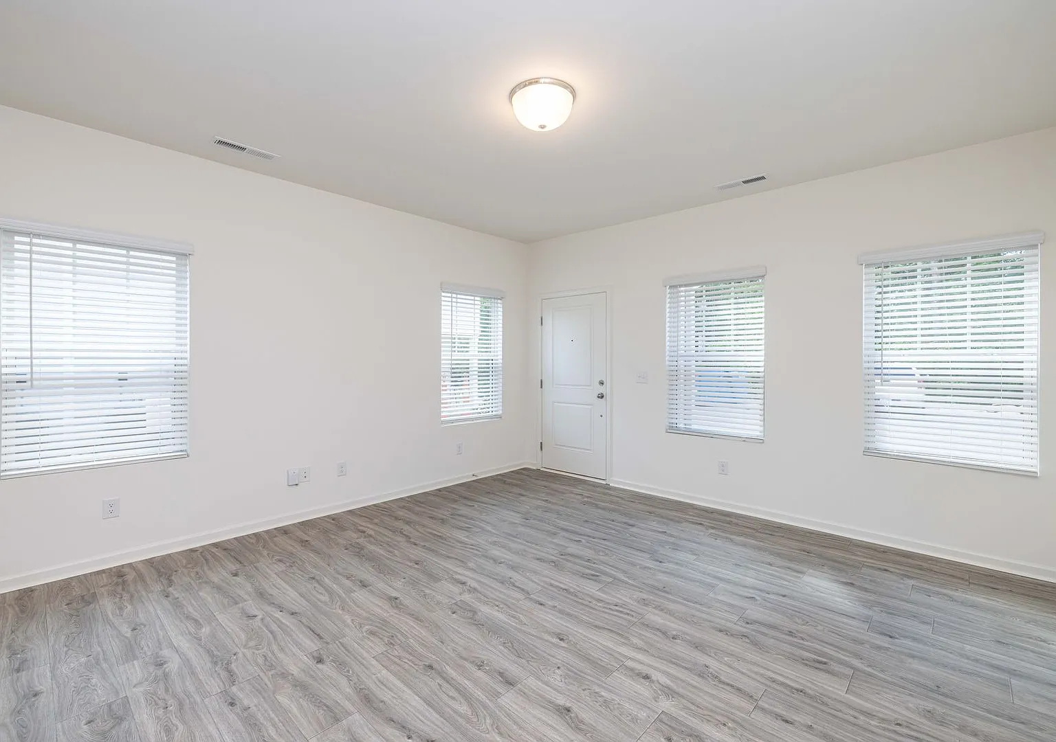 3 Bedroom Townhome Main Street Pineville - Move In Special 1 Month Free — Photo 4