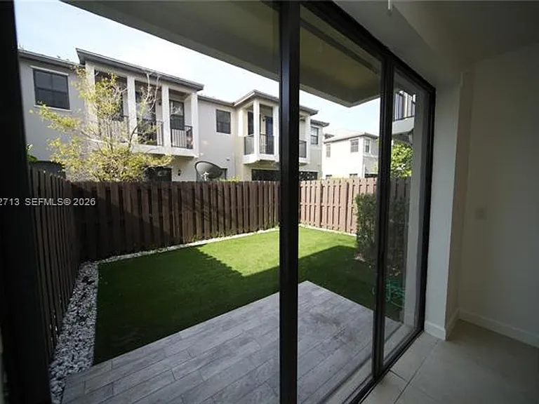 10440 NW 61st Ln #Townhouse 10440 — Photo 6