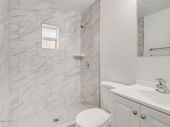 2nd image of 206 W 44th St