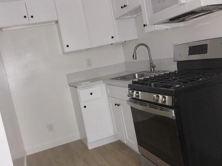 340 S Kenmore Ave — Photo 5