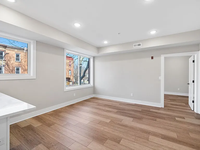 Gorgeous New Diamond St Construction Boasting Luxury Finishes — Photo 44