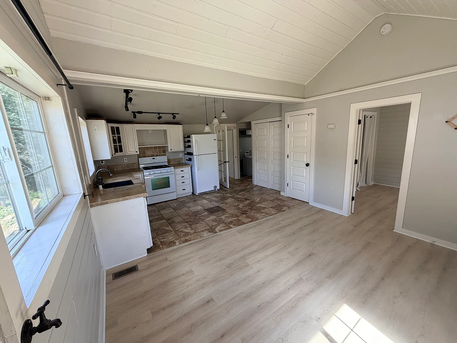 3 bed, 1080 sqft, $2,300 — Photo 4