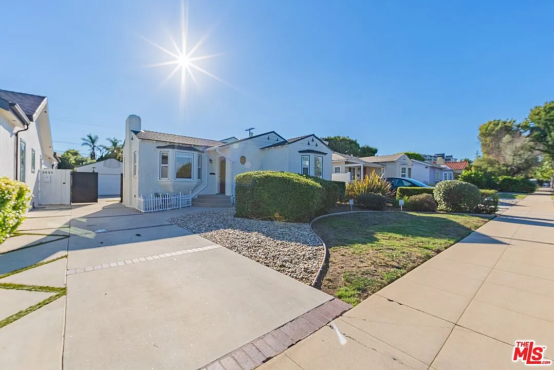 3 bed, 2.0 bath, 1333 sqft, $5,200 — Photo 1