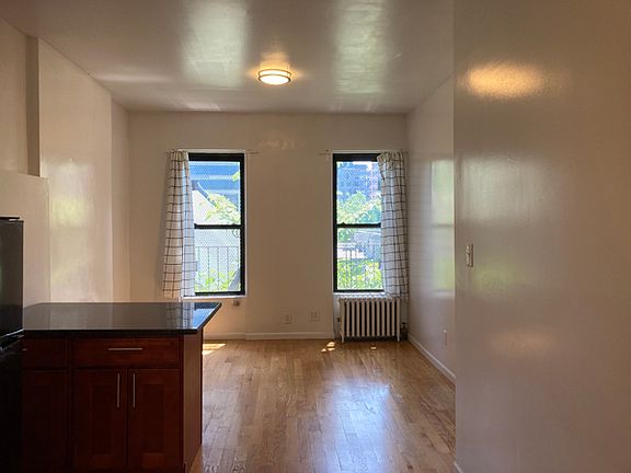 5th image of 208 E 124th St APT 10