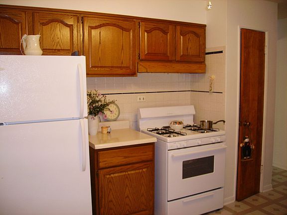 Remod.Kitchen Oak cabs, brand new appl. eat in table and ceil.fan