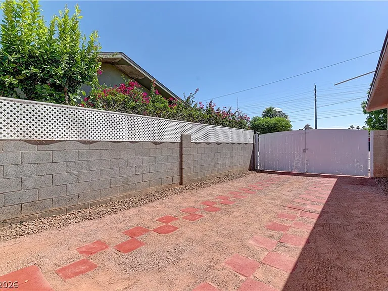 3896 Acapulco Ave — Photo 38