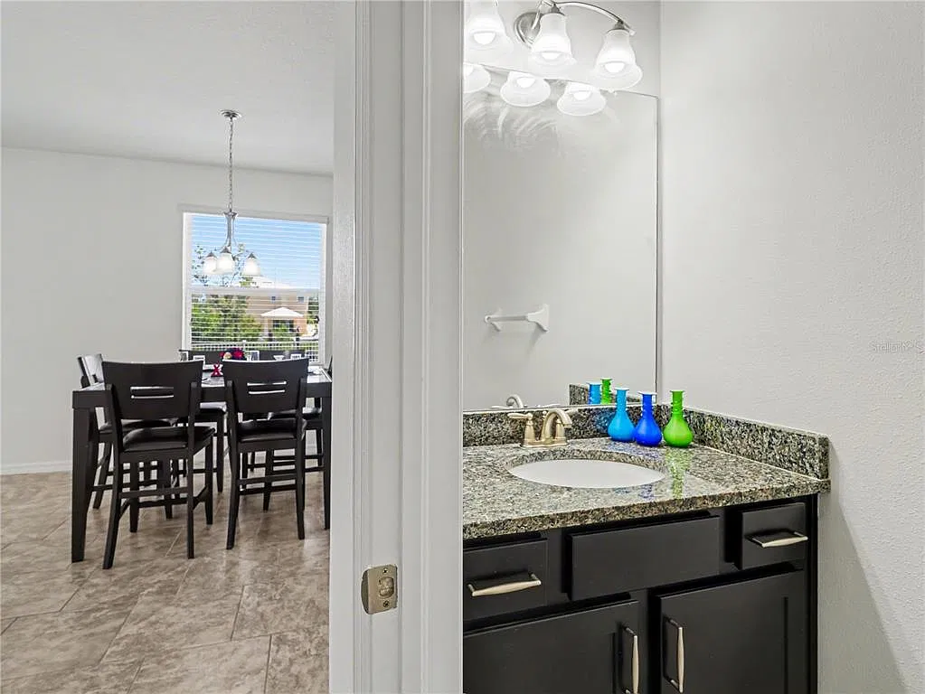 4 bed, 2.5 bath, 2706 sqft, $4,500 — Photo 4