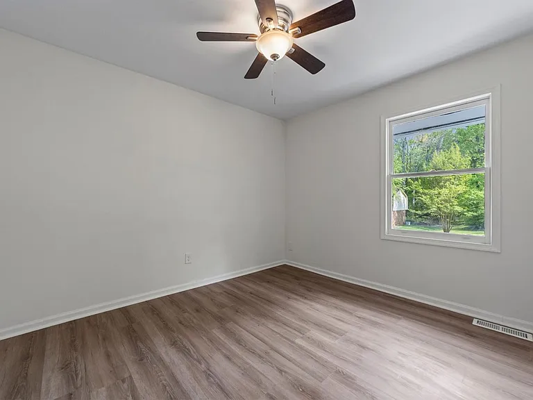 1304 Buckingham Rd — Photo 11