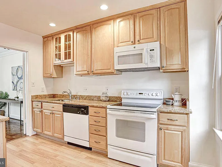 3251 Sutton Pl NW #B — Photo 16