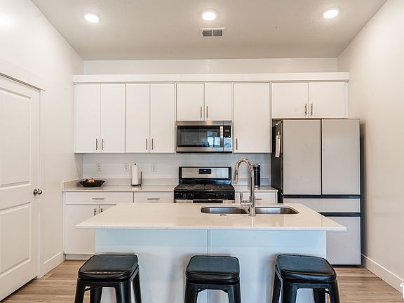 4th image of 475 W 60 S Unit L304