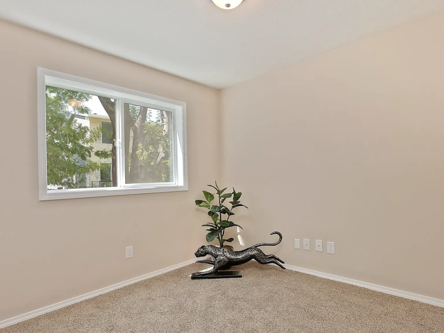 4 bed, 2530 sqft, $4,099 — Photo 4