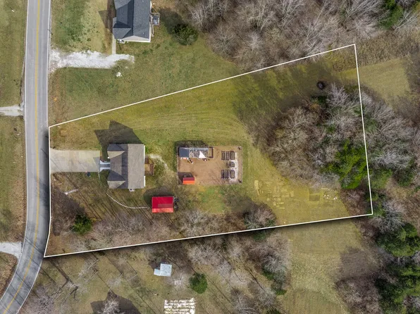 984 Hooper Rd, Charlotte, TN 37036