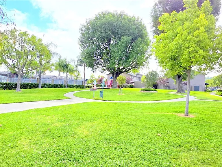 831 Windwood Dr — Photo 24