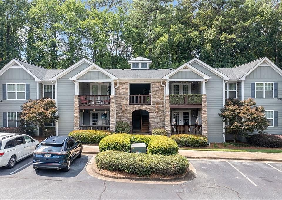 1st image of 302 Madison Ct SE