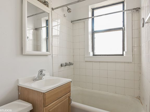 3rd image of 644 W Wrightwood Ave APT 104