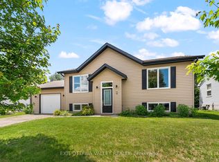 9 Minto St, Whitewater Region, ON K0J1C0
