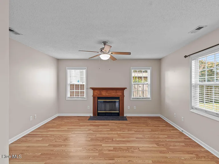 303 Mann St — Photo 20
