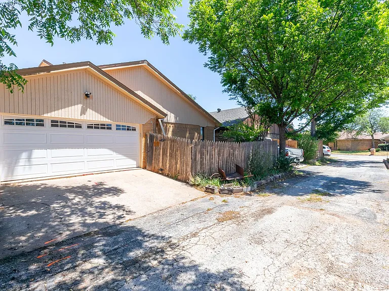 2601 Edgemont Dr — Photo 33