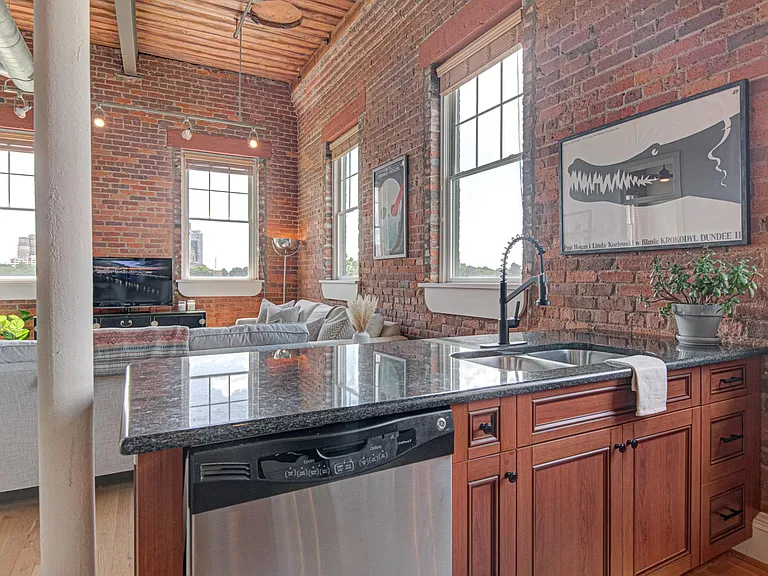 836 Oak St #500 — Photo 11