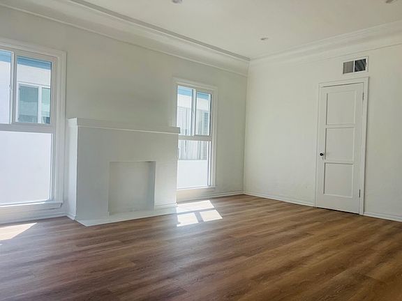 2nd image of 923 N Gardner St #927.5