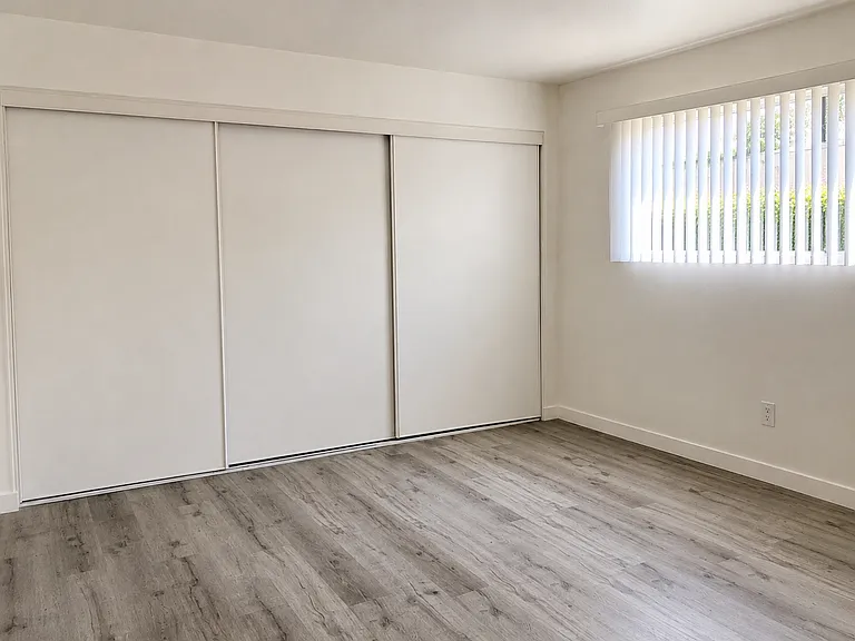 Charming Tudor-Style Apartments in Prime Sherman Oaks Location — Photo 15