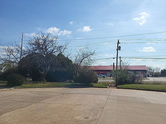 4th image of 715 Harmon Cir