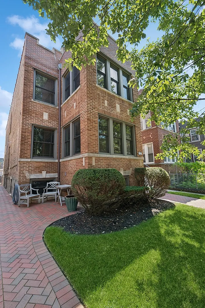 2 bed, 1500 sqft, $2,400 — Photo 2