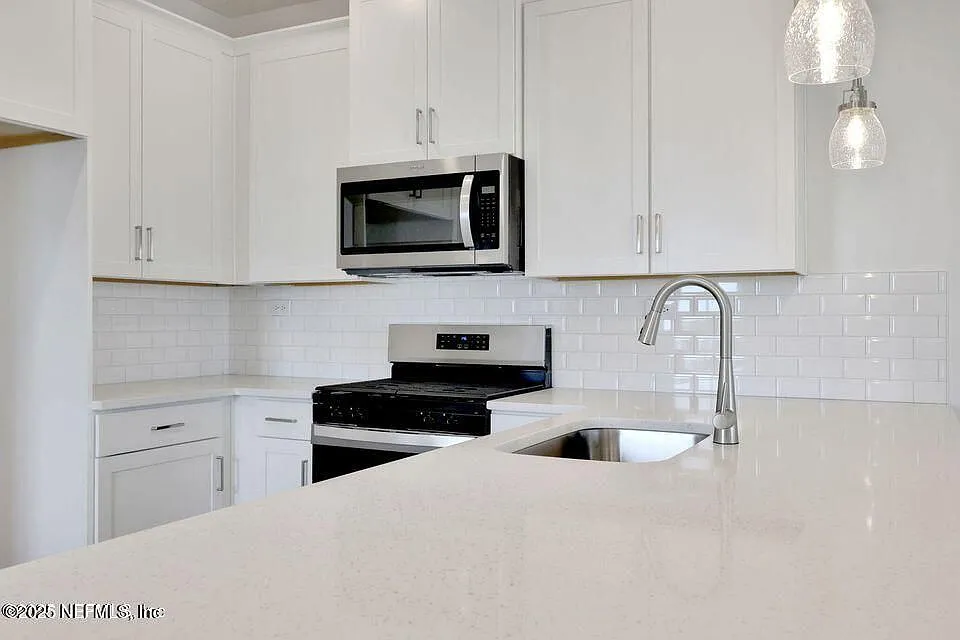 3 bed, 3.0 bath, 1445 sqft, $2,025 — Photo 4