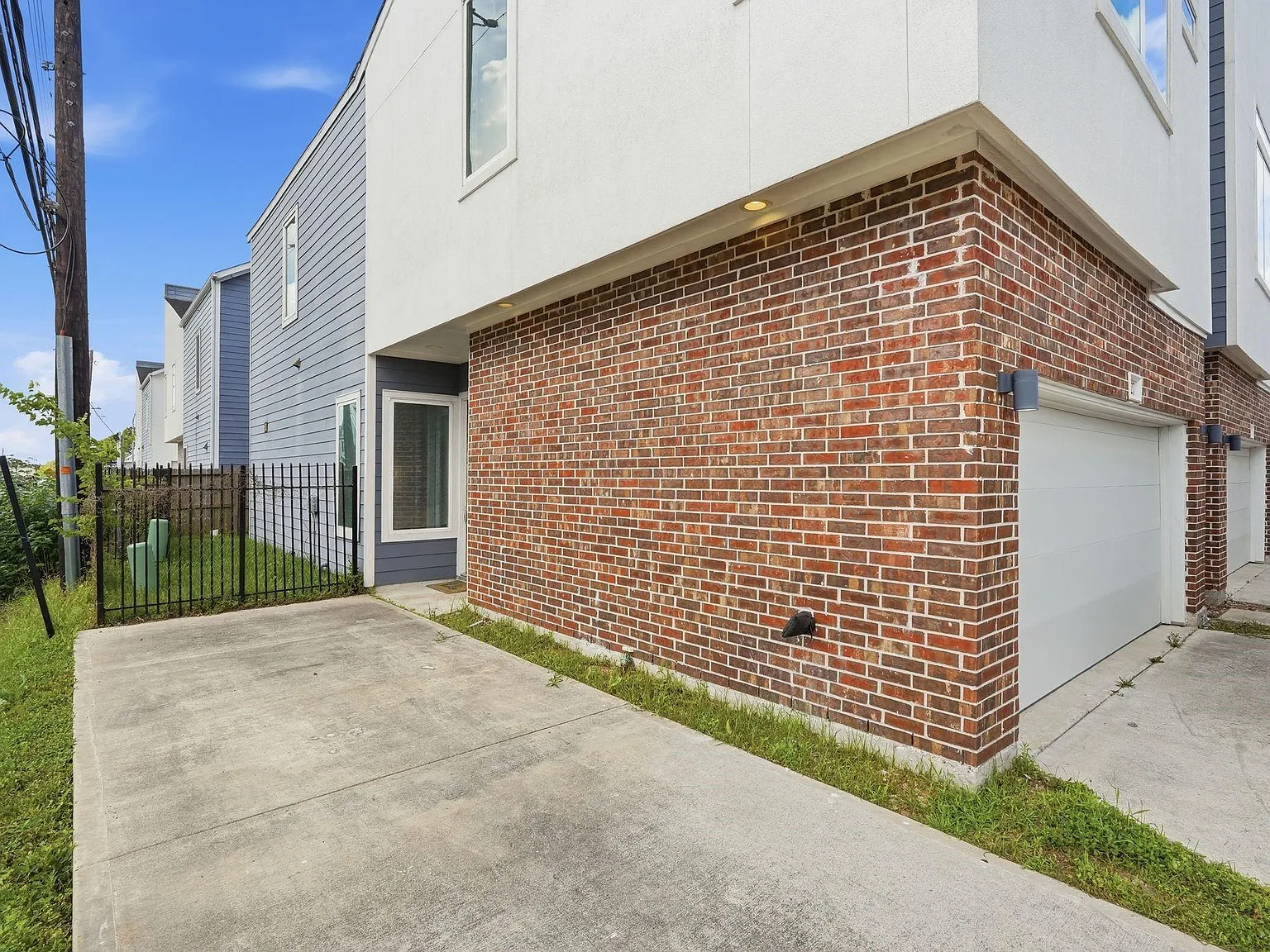 3 bed, 2.5 bath, 1582 sqft, $2,100 — Photo 1