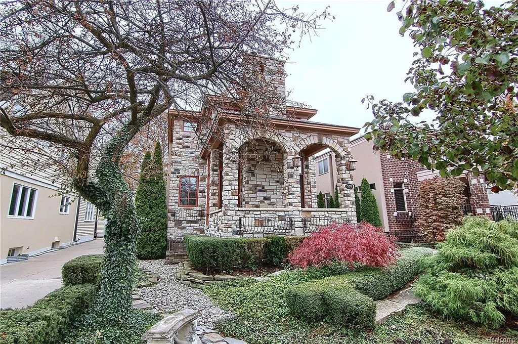 520 Park St photo 1