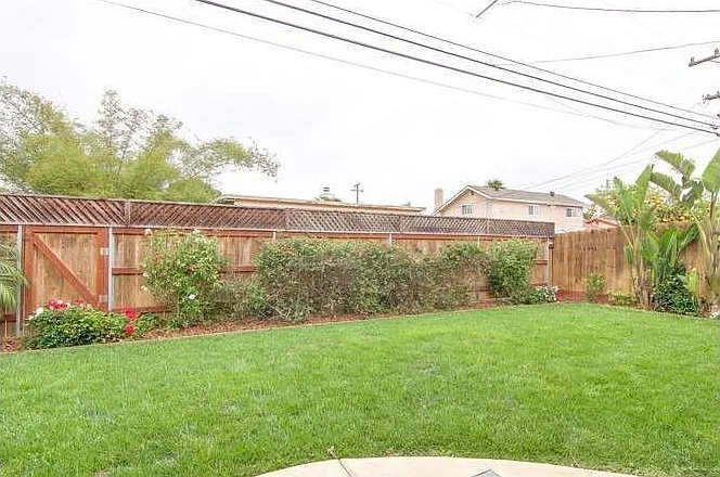 East Ln — Photo 3