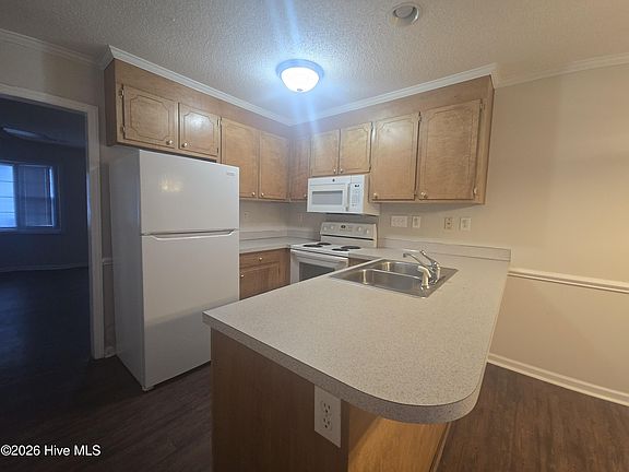 2nd image of 2325 Vineyard Dr APT C4