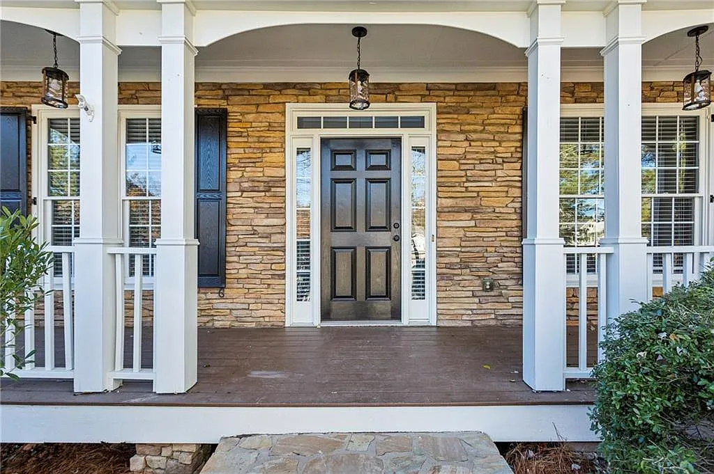 5 bed, 3.0 bath, 2556 sqft, $2,950 — Photo 2