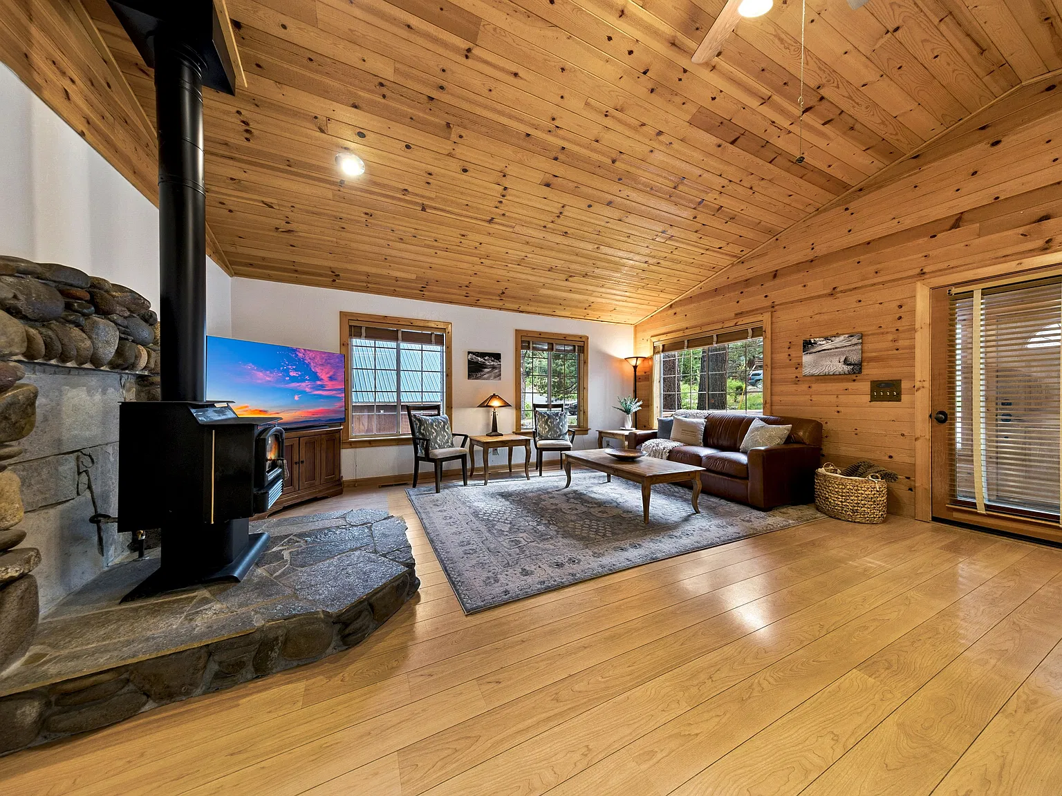 4 bed, 2437 sqft, $5,250 — Photo 3