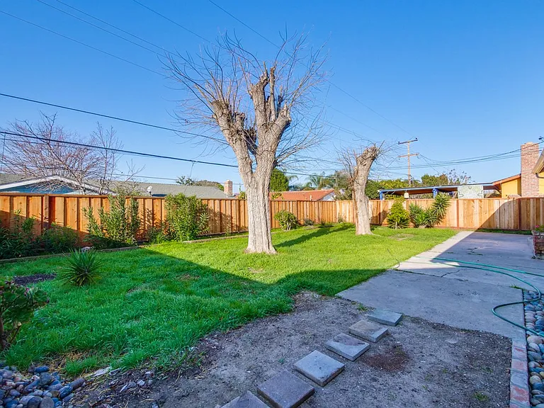 1425 Sunshadow Ln — Photo 43