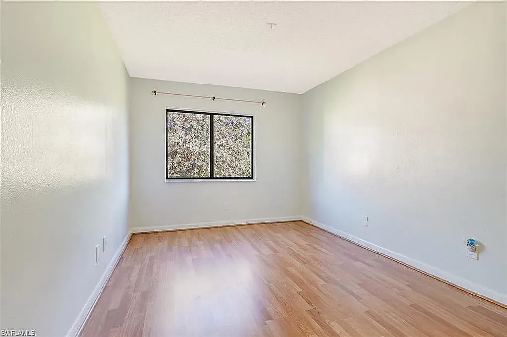 4033 Sandlewood Ln — Photo 2