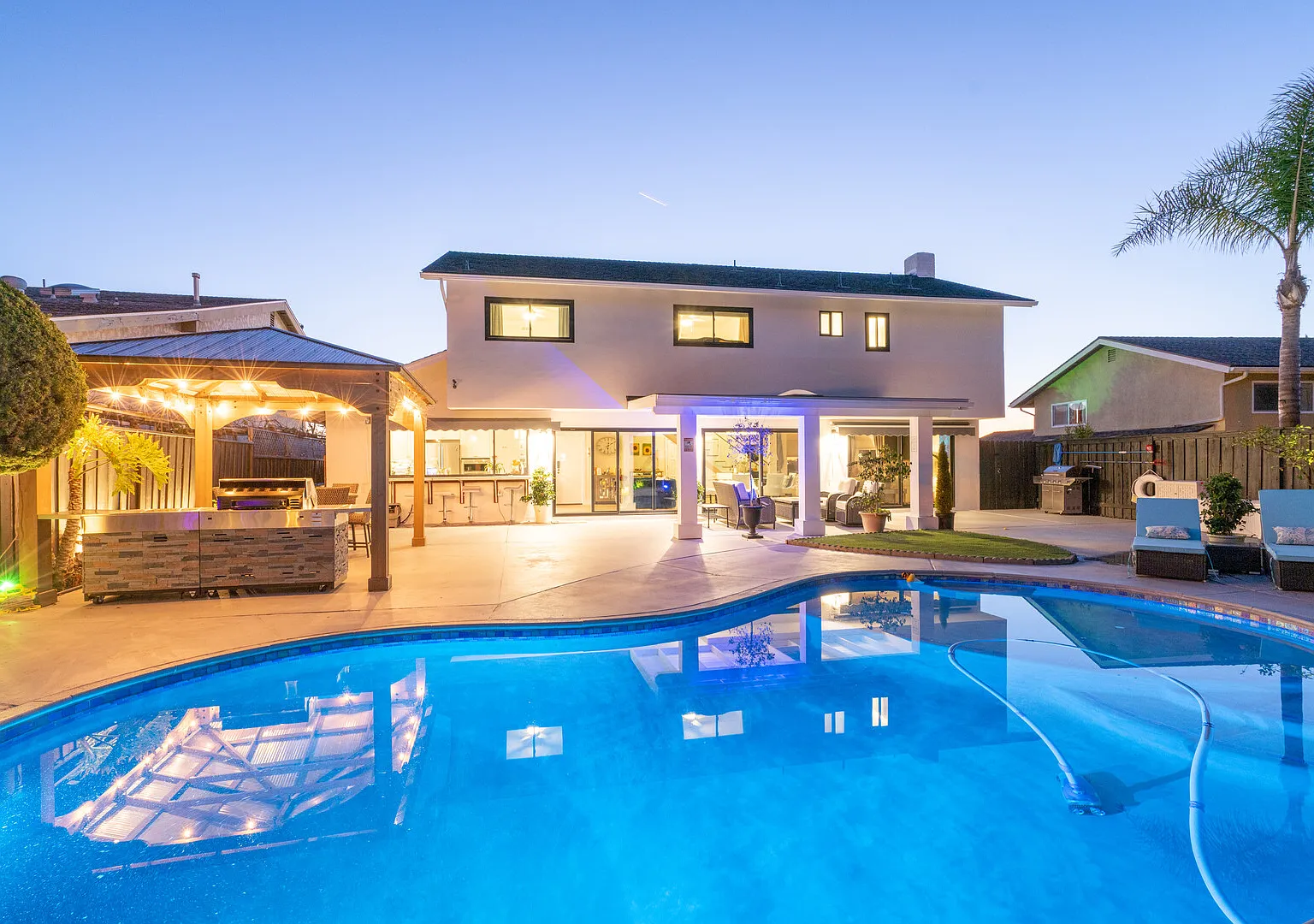 Stunning New Designer Home Better than 5* Hotel — Photo 3