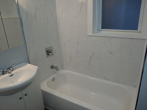 5th image of 4903 N Rockwell St #1