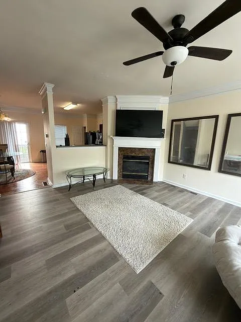 3 bed, 1.0 bath, 1800 sqft, $3,183 — Photo 3