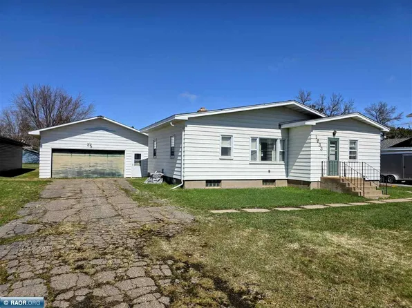 1933 E 27th St, Hibbing, MN 55746