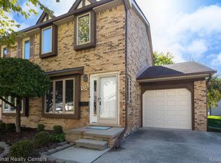 405 Pineview Ct, Saint Clair Shores, MI 48081
