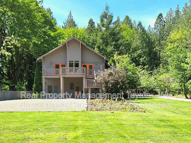 5560 Hillard Rd — Photo 2