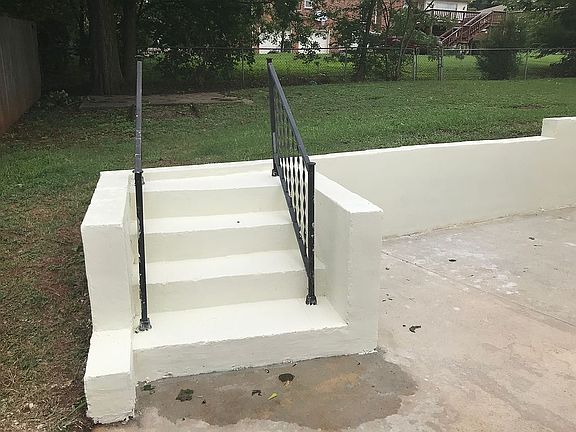 Stuccoed retaining wall