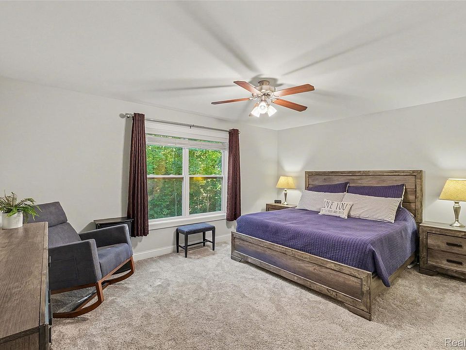 1084 Woods Edge Dr, photo 13