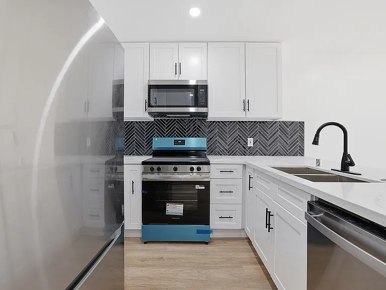 Encino Country Club Apartments — Photo 86