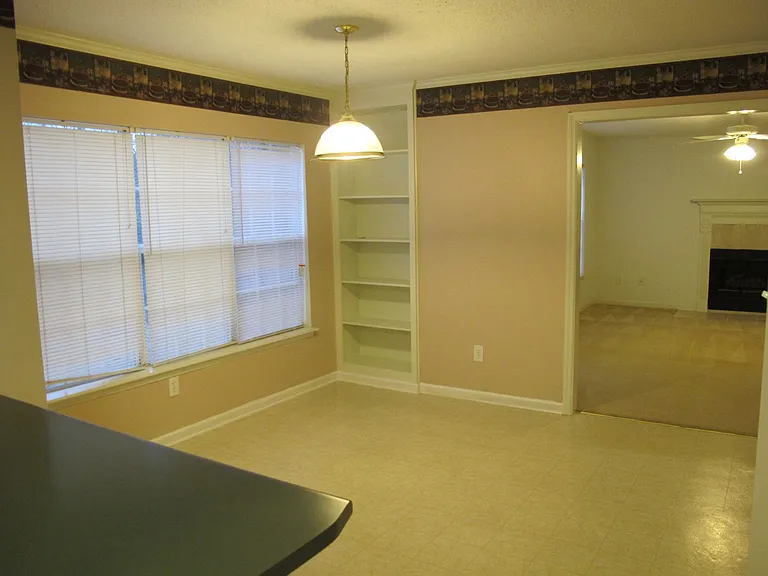 600 Surrey Ln — Photo 8