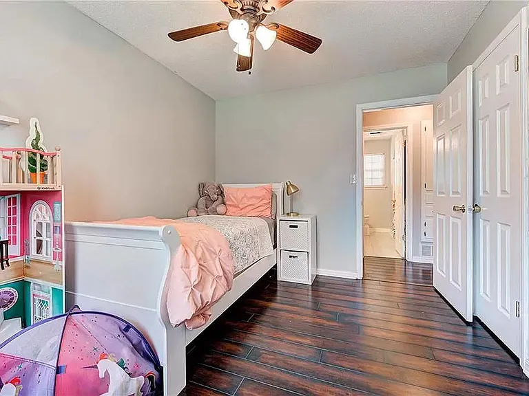 704 Crestmoor Dr — Photo 16