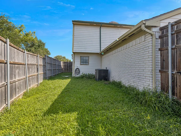 1911 Lavaca Ct — Photo 18