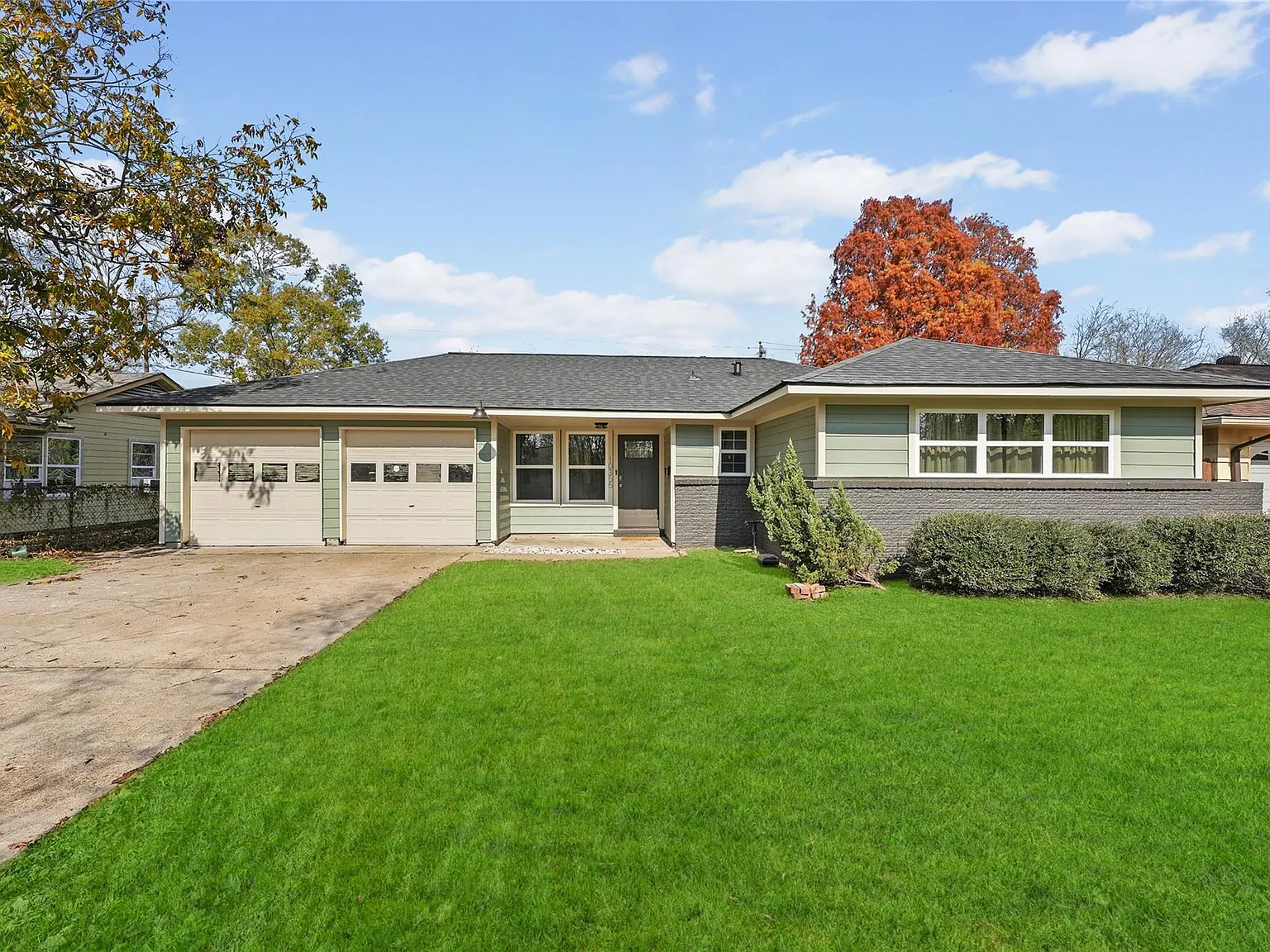 3 bed, 1.0 bath, 1001 sqft, $1,700 — Photo 2
